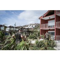 Des légionnaires du 3e régiment étranger d'infanterie (REI) déblaient le quartier résidentiel d'Esmeralda Bay sur l'île de Saint-Martin, aux Antilles.
