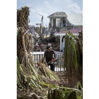 Un légionnaire du 3e régiment étranger d'infanterie (REI) déblaie le quartier résidentiel d'Esmeralda Bay sur l'île de Saint-Martin, aux Antilles.