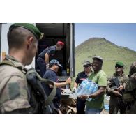 Des légionnaires du 3e régiment étranger d'infanterie (REI) sécurisent une distribution de vivres au profit des habitants de Grand-Case sur l'île de Saint-Martin, aux Antilles.