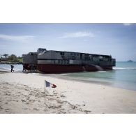 Un engin de débarquement amphibie rapide (EDAR) aborde la plage de Friar's Bay pour le débarquement d'engins du génie sur l'île de Saint-Martin, aux Antilles.