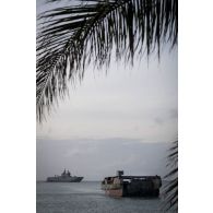Un engin de débarquement amphibie rapide (EDAR) aborde la plage e Friar's Bay sur l'île de Saint-Martin, aux Antilles.