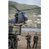 Un hélicoptère Puma SA-330B quitte une zone de chantier du 17e régiment du génie parachutiste (RGP) à Grand-Case sur l'île de Saint-Martin, aux Antilles.