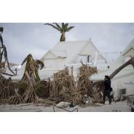 Le caméraman Florent filme les destructions du quartier de Sandy Ground à Marigot sur l'île de Saint-Martin, aux Antilles.