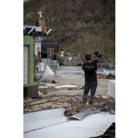 Le caméraman Florent filme les ruines de bâtiments du port de plaisance de l'Anse Marcel sur l'île de Saint-Martin, aux Antilles.