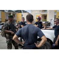 Un légionnaire du 3e régiment étranger d'infanterie (REI) se coordonne avec des agents de la sécurité civile à Quartier-d'Orléans sur l'île de Saint-Martin, aux Antilles.
