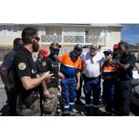 Des gendarmes se coordonnent avec le personnel de la protection civile et des sapeurs-pompiers pour le montage d'un dispensaire à Marigot sur l'île de Saint-Martin, aux Antilles.