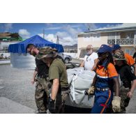 Des gendarmes installent une tente en coordination avec le personnel de la protection civile à Marigot sur l'île de Saint-Martin, aux Antilles.