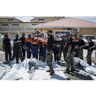 Des gendarmes installent une tente en coordination avec le personnel de la protection civile et des sapeurs-pompiers à Marigot sur l'île de Saint-Martin, aux Antilles.