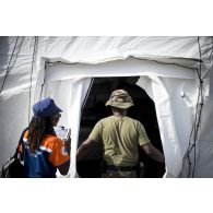 Un personnel de la protection civile participe au montage d'une tente à Marigot sur l'île de Saint-Martin, aux Antilles.