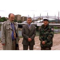 Le maire Faruk Spahija, le général Costantini, COM-BMN-N et M. Rodgers, de l'UNMIK- Municipalité devant le nouveau pont ouest dit Austerlitz
