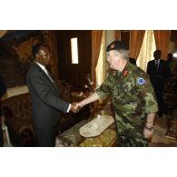 Entretien entre le lieutenant-général irlandais Patrick Nash, COM EUFOR-Tchad-RCA, et Idriss Deby Into, président de la République du Tchad, au salon d'honneur du palais présidentiel.