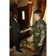 Entretien entre le lieutenant-général irlandais Patrick Nash, COM EUFOR-Tchad-RCA, et Idriss Deby Into, président de la République du Tchad, au salon d'honneur du palais présidentiel.
