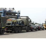 Rame de véhicules irlandais et néerlandais sur le quai du port de Douala après déchargement.
