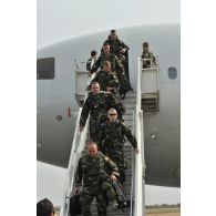 Accueil des renforts irlandais à la descente de l'avion sur l'aéroport de N'Djamena.