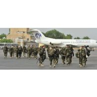 Arrivée des troupes irlandaises sur le tarmac de l'aéroport de N'Djamena.