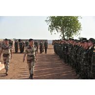 Revue des troupes par le général d'armée Bentégeat et le général de brigade Ganascia, commandant la force EUFOR-Tchad-RCA, sur le camp Europa.