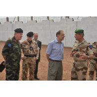 Le général de brigade Ganascia, commandant la force EUFOR-Tchad-RCA, Javier Solana, le lieutenant-général irlandais Patrick Nash, COM EUFOR-Tchad-RCA, commandant de l'EUFOR, et le général Leakey, directeur général des affaires militaires de l'UE.