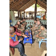 Réunion du général de brigade Ganascia, commandant la force EUFOR Tchad-RCA, et de sa délégation avec le maire du village de Birao.