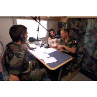 Interview du général Costantini, COM-BMN-N (commandant la brigade multinationale nord) dans le studio de la radio Azur-FM.