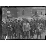 Proyart (Somme). Sénégalais essayant leurs masques contre les gaz.. [légende d'origine]