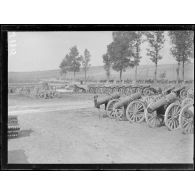 La Neuville (Somme). Parc de réparation et de formation du GAN. Les canons de 220 pour nouvelles formations. [légende d'origine]
