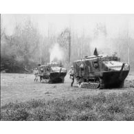 [Chars Schneider de l'AS 5 à la ferme de Visigneux. Revue de chars à Champlieu. Chars détruits à Pontavert, près de Juvincourt.]