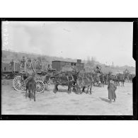 Celles-sur-Aisne (Aisne). Soldats américains chargeant des voitures de ravitaillement. [légende d'origine]