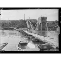 Azy (Aisne). Le pont détruit et la passerelle. [légende d'origine]
