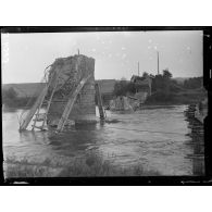 Azy (Aisne). Le pont détruit. [légende d'origine]