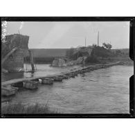 Azy (Aisne). La passerelle près du pont détruit. [légende d'origine]