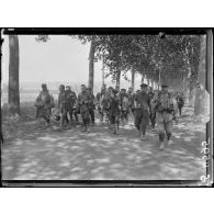 Trilport (Seine-et-Marne). Convoi de prisonniers allemands. Après la halte, la colonne se remet en route. [légende d'origine]