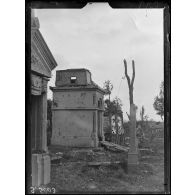 Montfaucon (Meuse). Tombe du cimetière profanée et utilisée comme poste optique. [légende d'origine]