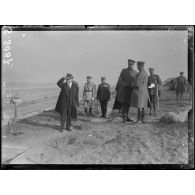 Ostende. Visite du roi des Belges et de M. Poincaré. Le roi et le président visitent une ancienne batterie allemande. [légende d'origine]