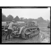 Essais sur le terrain de Vincennes du Caterpillar, tracteur américain destiné à tirer l'artillerie lourde.