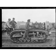 Essais sur le terrain de Vincennes du Caterpillar, tracteur américain destiné à tirer l'artillerie lourde. L'appareil côté droit. [légende d'origine]