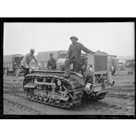 Essais sur le terrain de Vincennes du Caterpillar, tracteur américain destiné à tirer l'artillerie lourde. L'appareil de face. [légende d'origine]