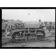 Essais sur le terrain de Vincennes du Caterpillar, tracteur américain destiné à tirer l'artillerie lourde. L'appareil côté gauche. [légende d'origine]