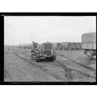 Essais sur le terrain de Vincennes du Caterpillar, tracteur américain destiné à tirer l'artillerie lourde. L'appareil en pleine vitesse. [légende d'origine]
