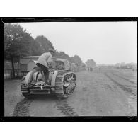 Essais sur le terrain de Vincennes du Caterpillar, tracteur américain destiné à tirer l'artillerie lourde. Vue de l'arrière en marche. [légende d'origine]