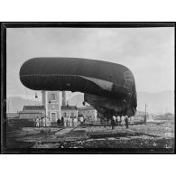 Port de Toulon - Sortie du ballon d'observation pour la reconnaissance des sous-marins. [légende d'origine]