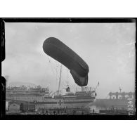 Port de Toulon - Sortie du ballon d'observation et son remorqueur pour reconnaissance des sous-marins. [légende d'origine]
