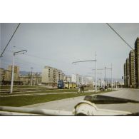 [Sarajevo, Sniper Avenue photographiée depuis l'intérieur d'un VBL. Printemps 1994].