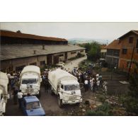 [Convoi humanitaire : aide alimentaire apportée aux populations à Breza. Aide aux familles des mineurs].