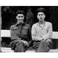 Deux prisonniers anglais de retour d'Allemagne.