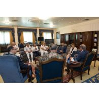 La ministre des Armées s'entretient avec Hani Fawzi Mulki, Premier ministre jordanien, lors de sa visite à Amman, en Jordanie.