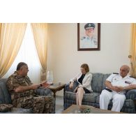 La ministre des Armées s'entretient avec le major general Mahmoud Freihat, chef d'état major des armées (CEMA) jordaniennes à Amman, en Jordanie.