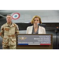 La ministre des Armées prononce un discours devant le personnel de la base aérienne projetée (BAP) en Jordanie.