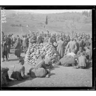 Govino. Distribution de pain aux soldats serbes. [légende d'origine]