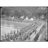 Moraitika. Embarquement de troupes d'artillerie de montagne (division du Timok) sur l'appontement. [légende d'origine]