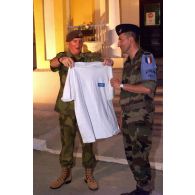 L'adjudant-chef, responsable de la radio Azur FM, remet un tee-shirt au lieutenant-général norvégien Thorstein Skiaker, COM KFOR, sur le perron du PC de la BMN-N dans le quartier militaire Serment de Koufra.